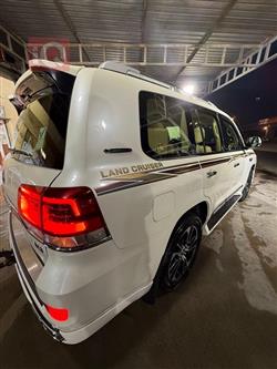 تۆیۆتا لاند کروزەر